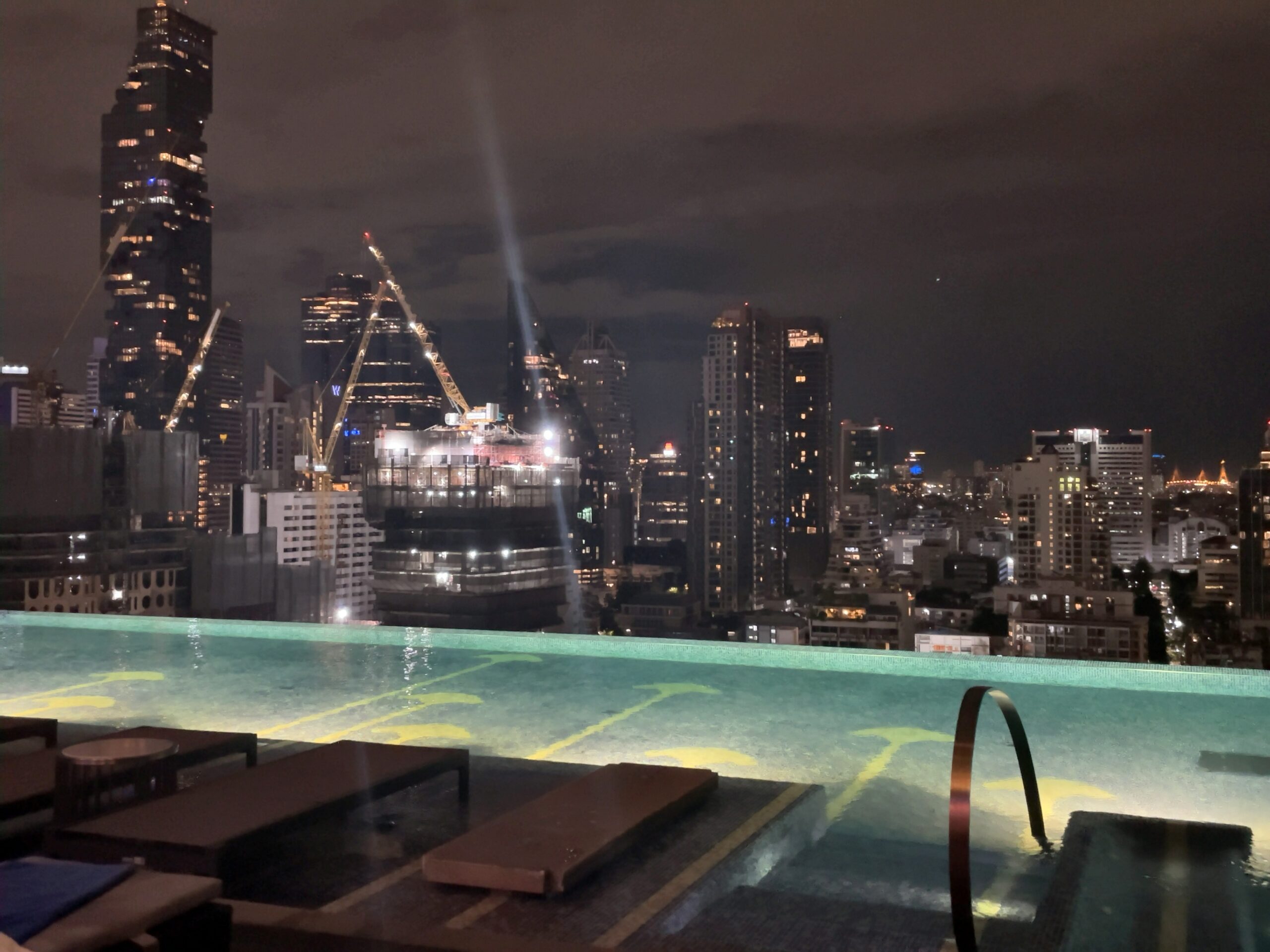 プールの夜景