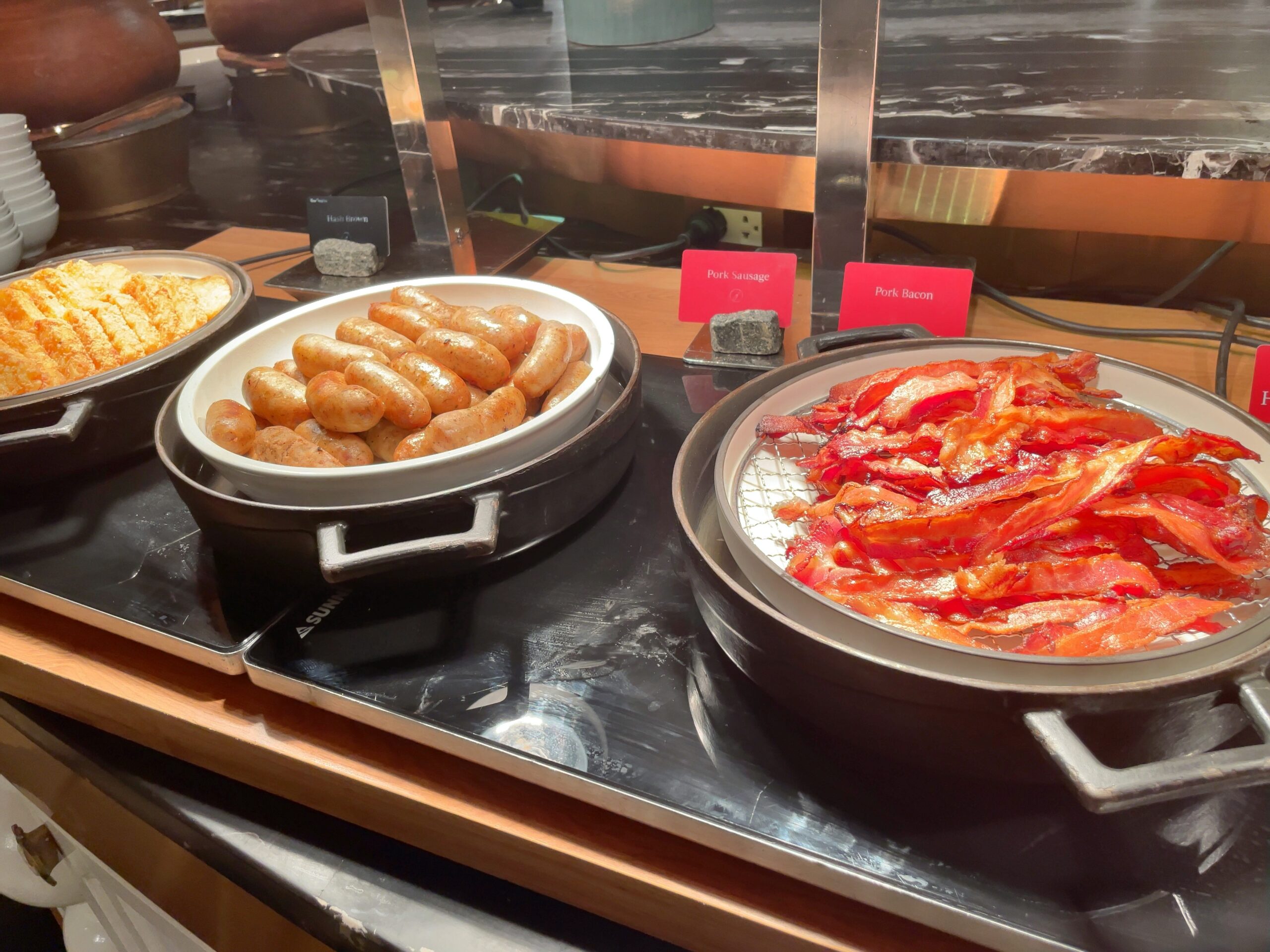 朝食のビュッフェ