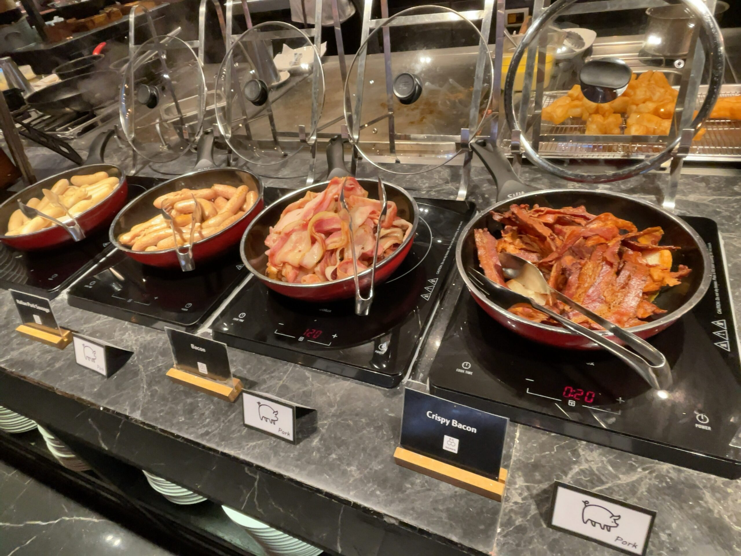 朝食のビュッフェ