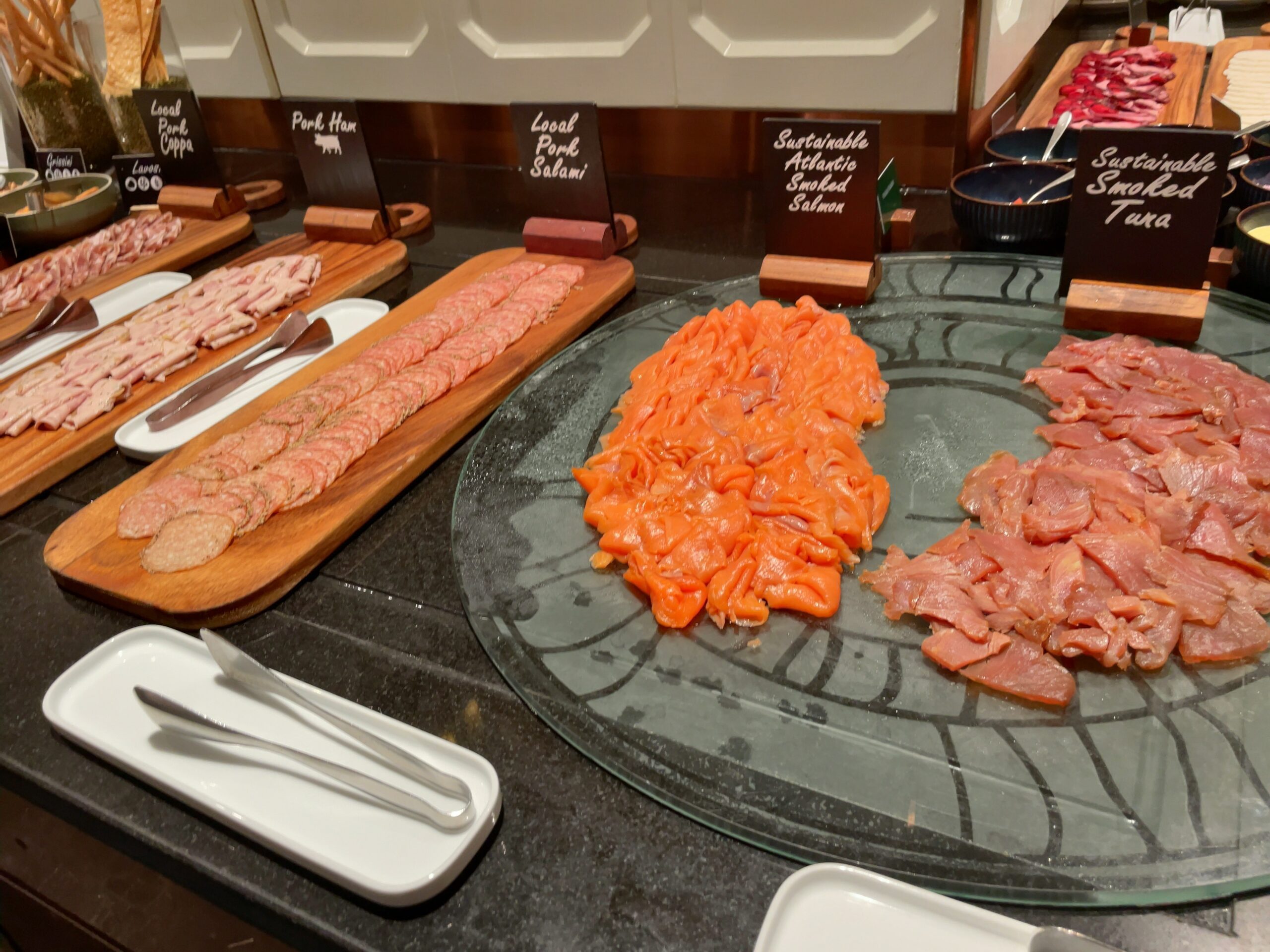 朝食のハムとスモークサーモン